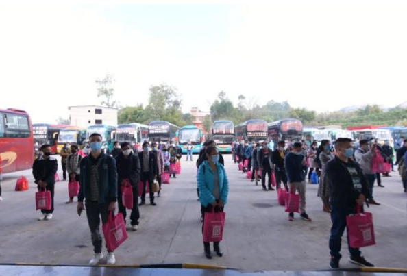 金秀5輛大客車送農(nóng)民工返崗復工