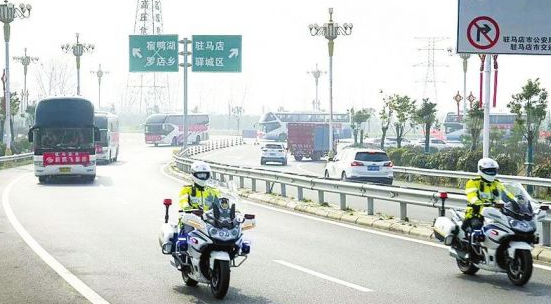 交警與搬運幫即時工，為農(nóng)民工返崗復工護航